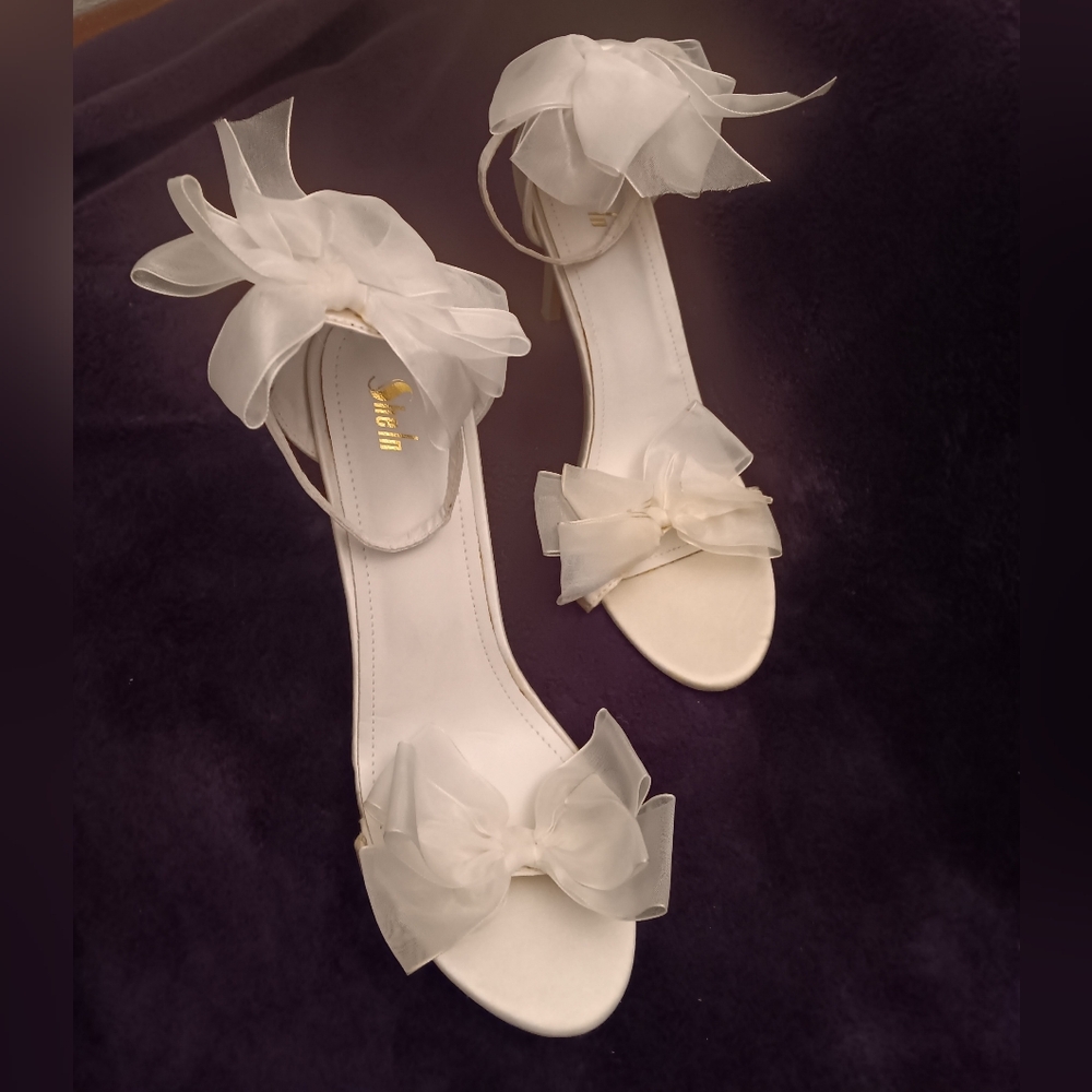 NWOB Elegant Cream High Heels with Bow Detail